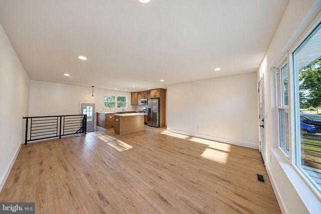 11 BARCLAY DR, Blackwood, NJ 08012