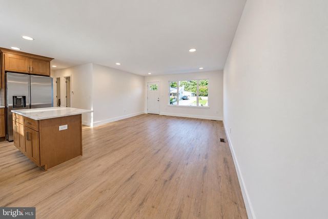 11 BARCLAY DR, Blackwood, NJ 08012
