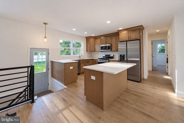 11 BARCLAY DR, Blackwood, NJ 08012