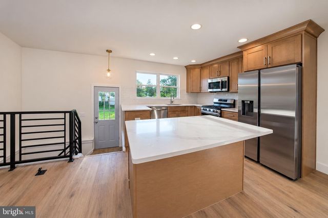 11 BARCLAY DR, Blackwood, NJ 08012