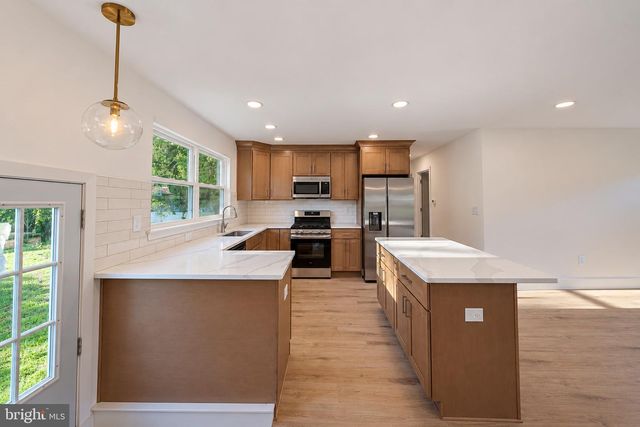 11 BARCLAY DR, Blackwood, NJ 08012