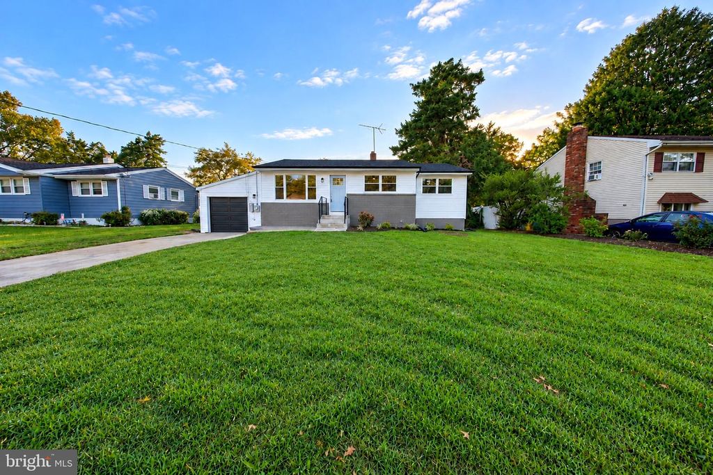 11 BARCLAY DR, Blackwood, NJ 08012