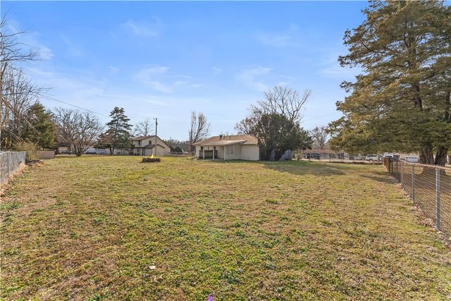 84 N Briarwood Road, Rogers, AR 72756