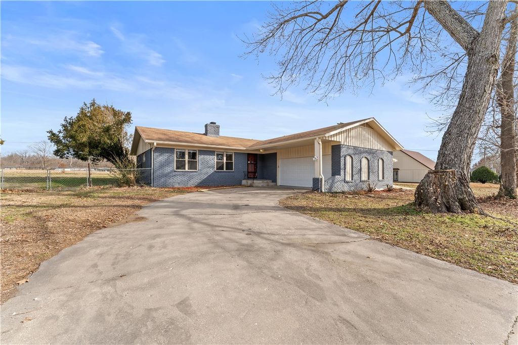 84 N Briarwood Road, Rogers, AR 72756