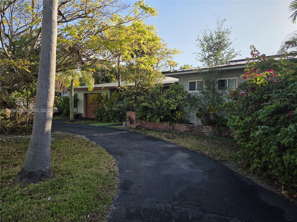 6005 SW 64th Pl, South Miami, FL 33143