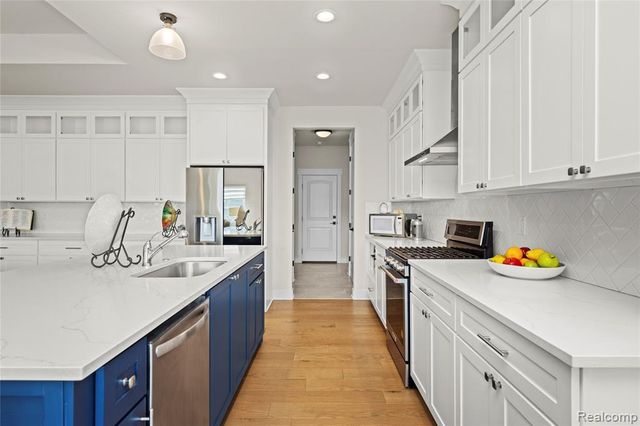 7841 Trailside Court, West Bloomfield, MI 48323