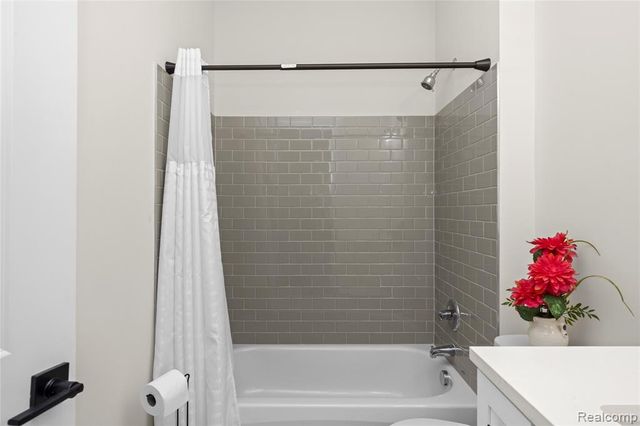 7841 Trailside Court, West Bloomfield, MI 48323