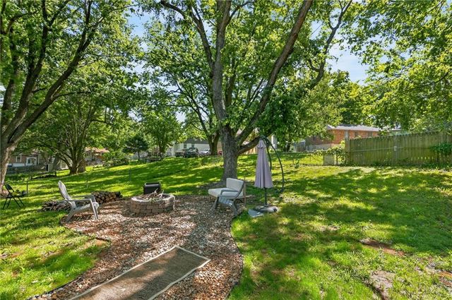 1100 NW Canterbury Road, Blue Springs, MO 64015