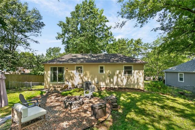 1100 NW Canterbury Road, Blue Springs, MO 64015