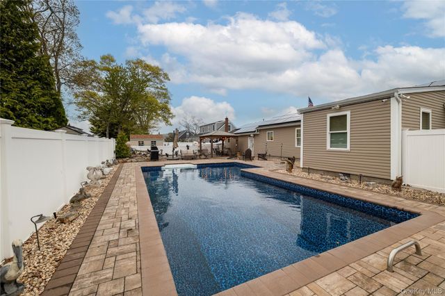 675 N Erie Avenue, Lindenhurst, NY 11757