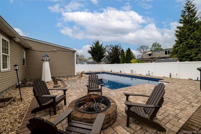 675 N Erie Avenue, Lindenhurst, NY 11757