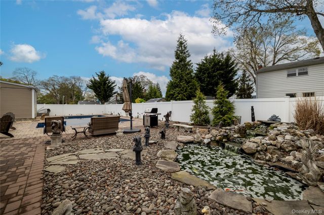 675 N Erie Avenue, Lindenhurst, NY 11757