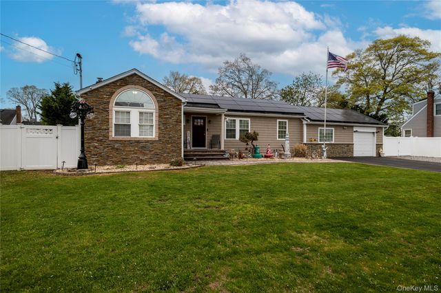 675 N Erie Avenue, Lindenhurst, NY 11757