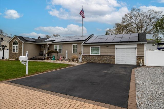 675 N Erie Avenue, Lindenhurst, NY 11757