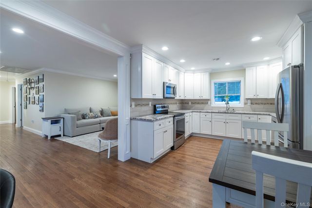 675 N Erie Avenue, Lindenhurst, NY 11757