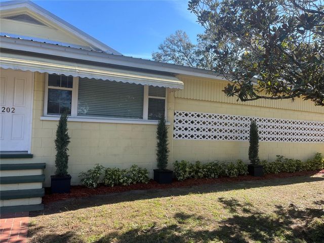 202 S WARFIELD AVENUE, Wildwood, FL 34785