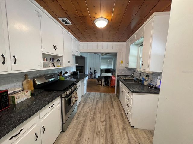 202 S WARFIELD AVENUE, Wildwood, FL 34785