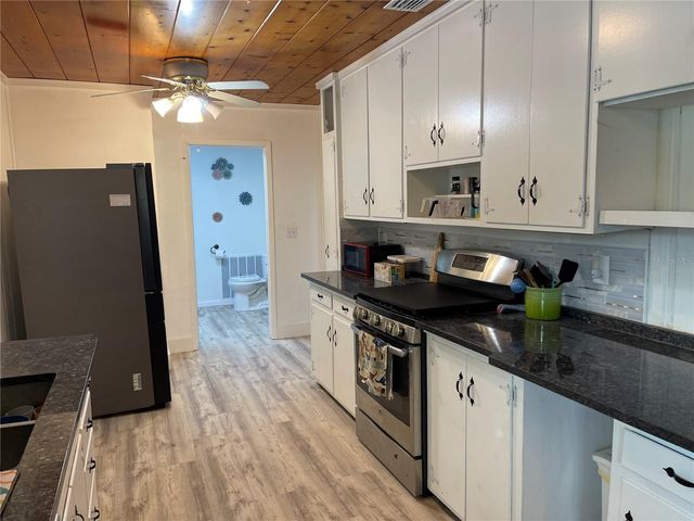 202 S WARFIELD AVENUE, Wildwood, FL 34785