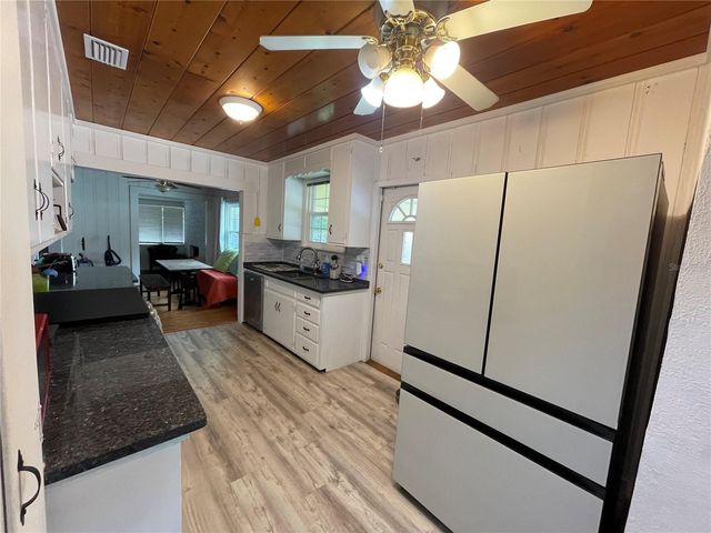 202 S WARFIELD AVENUE, Wildwood, FL 34785