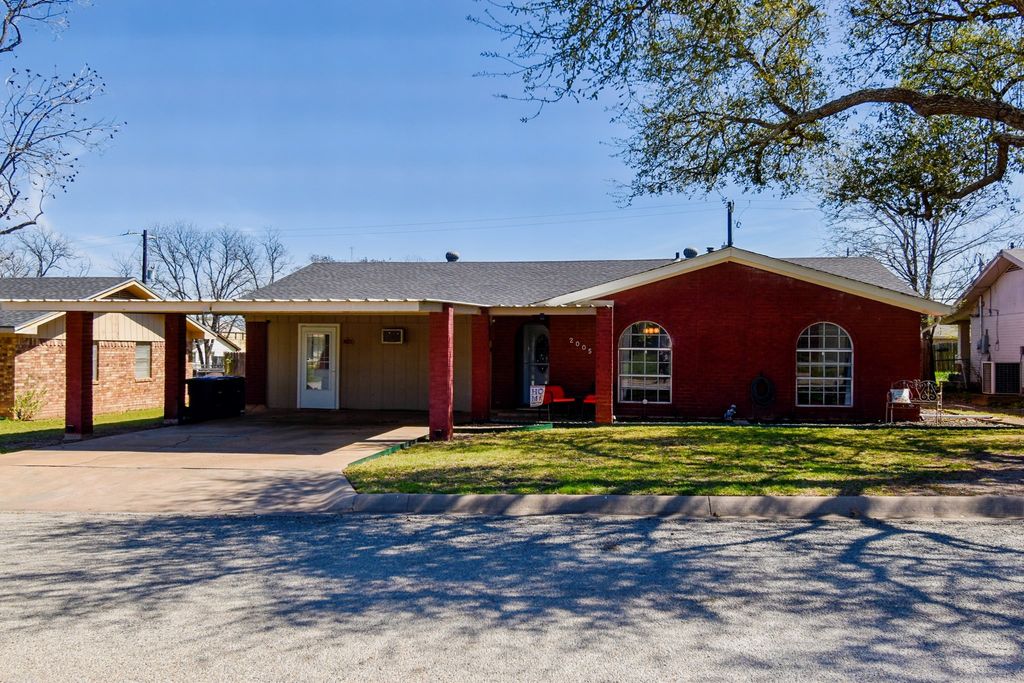 2005 S Pine Street, Brady, TX 76825