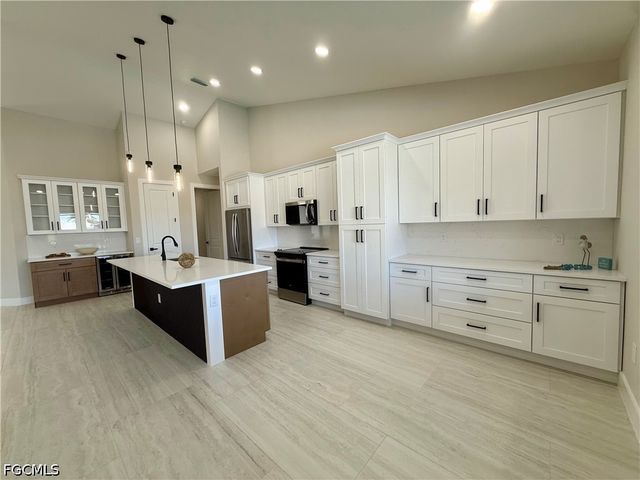 2319 NE 5th TER, Cape Coral, FL 33993