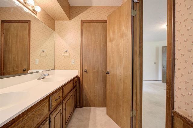 421 Golden Oaks Drive, Norman, OK 73072