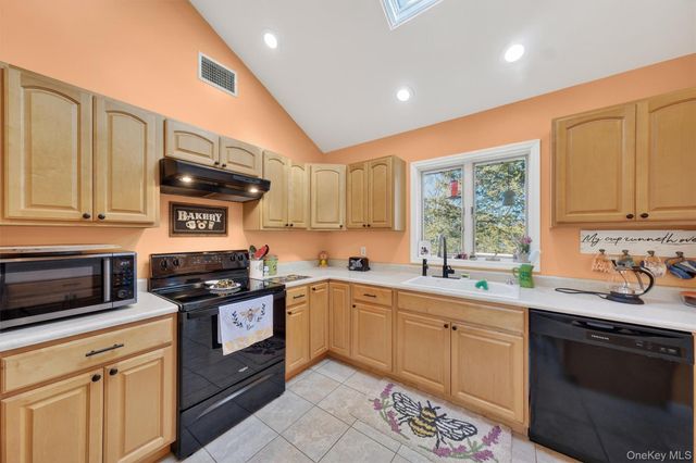 13 Timberline Drive, Poughkeepsie, NY 12603