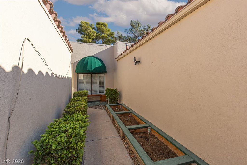 2882 Bridgepointe Drive, Las Vegas, NV 89121 — photo 4