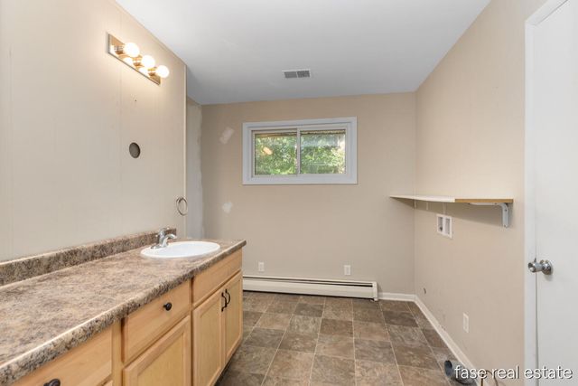 7676 Courtland Drive NE, Rockford, MI 49341