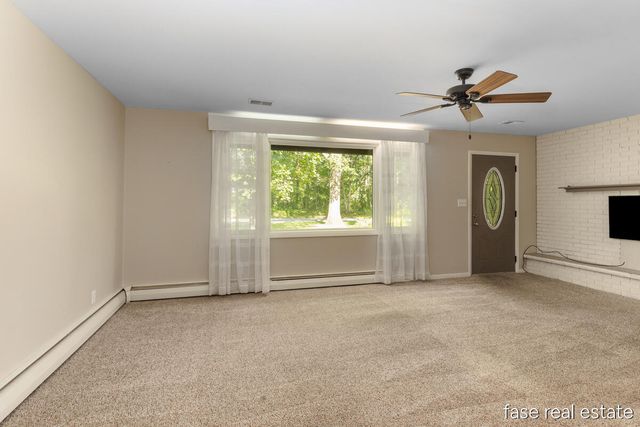 7676 Courtland Drive NE, Rockford, MI 49341