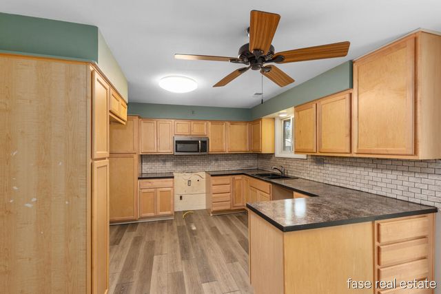 7676 Courtland Drive NE, Rockford, MI 49341