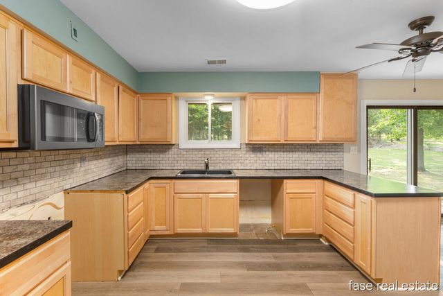 7676 Courtland Drive NE, Rockford, MI 49341