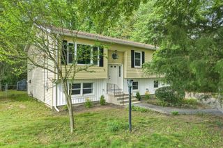 48 Lawnwood St, Springfield, MA 01119