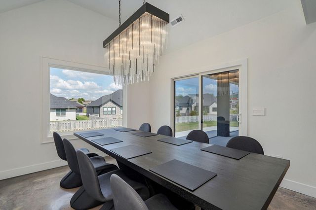 1527 N Edgemont Circle, Springfield, MO 65802