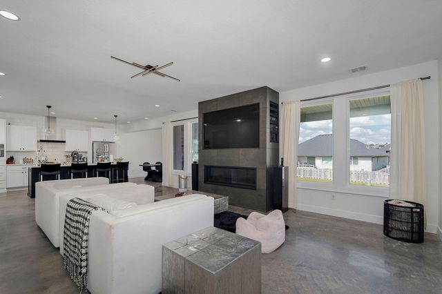 1527 N Edgemont Circle, Springfield, MO 65802