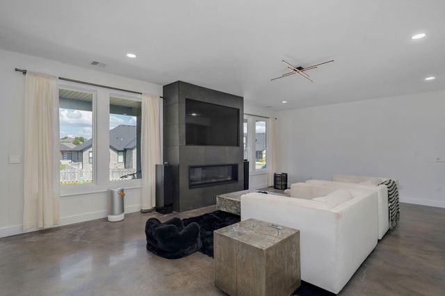 1527 N Edgemont Circle, Springfield, MO 65802