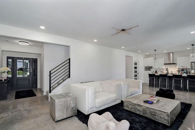 1527 N Edgemont Circle, Springfield, MO 65802