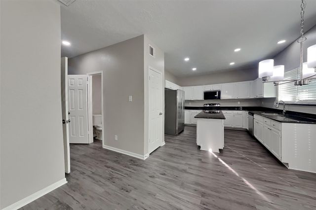 1021 Glenview Drive, Pearland, TX 77581