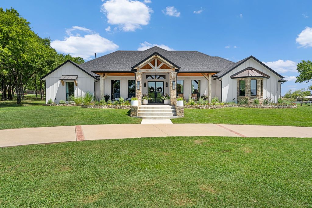 9900 Tantarra Drive, Burleson, TX 76028