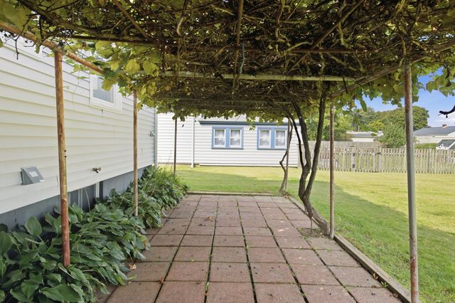 136 Durfee Road, Tiverton, RI 02878