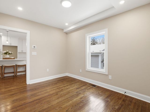 37 Stavely St, Lowell, MA 01852