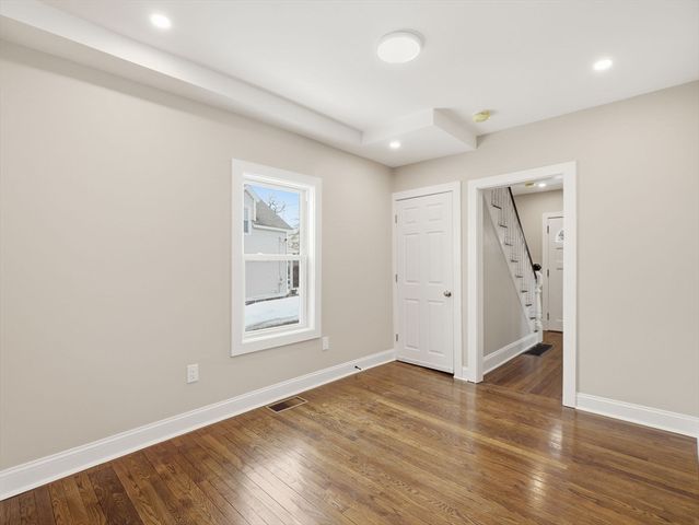 37 Stavely St, Lowell, MA 01852