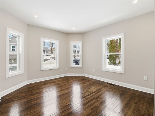 37 Stavely St, Lowell, MA 01852