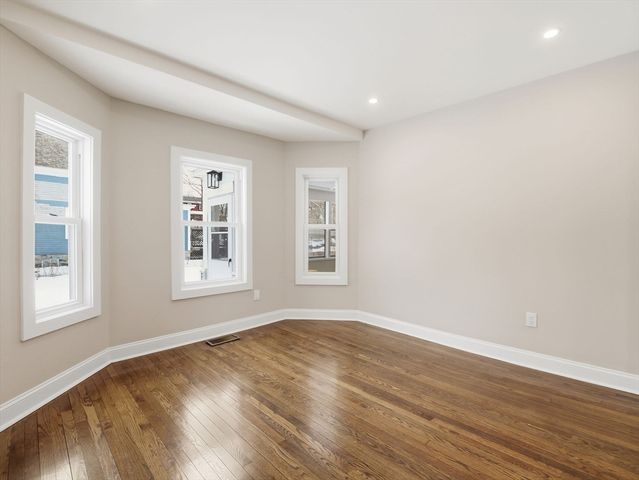 37 Stavely St, Lowell, MA 01852