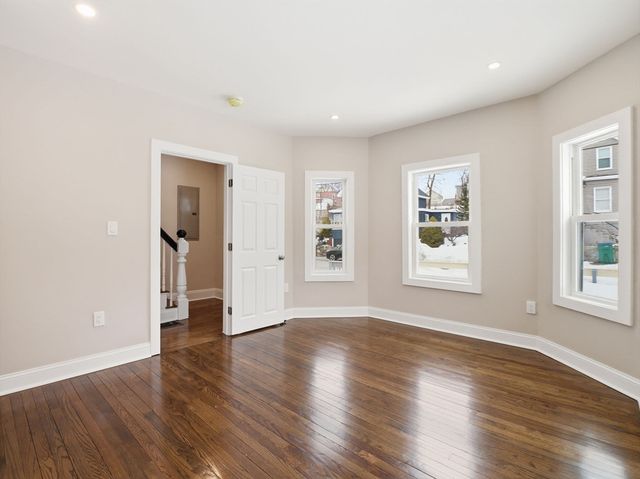 37 Stavely St, Lowell, MA 01852