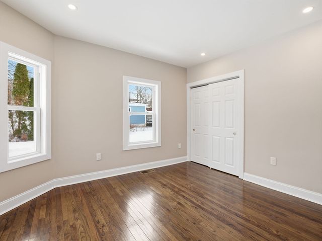37 Stavely St, Lowell, MA 01852