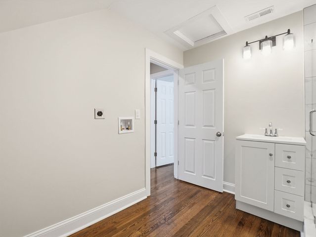 37 Stavely St, Lowell, MA 01852