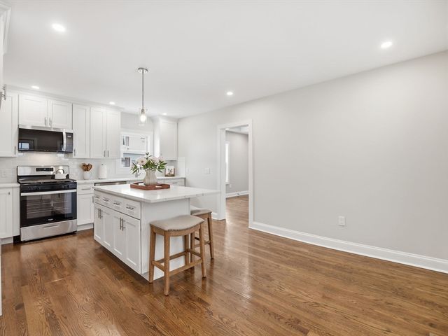 37 Stavely St, Lowell, MA 01852