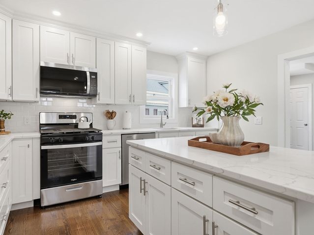 37 Stavely St, Lowell, MA 01852