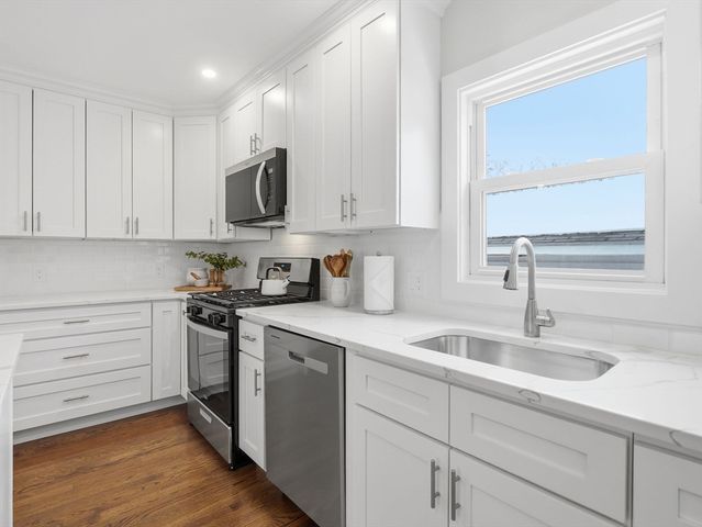 37 Stavely St, Lowell, MA 01852
